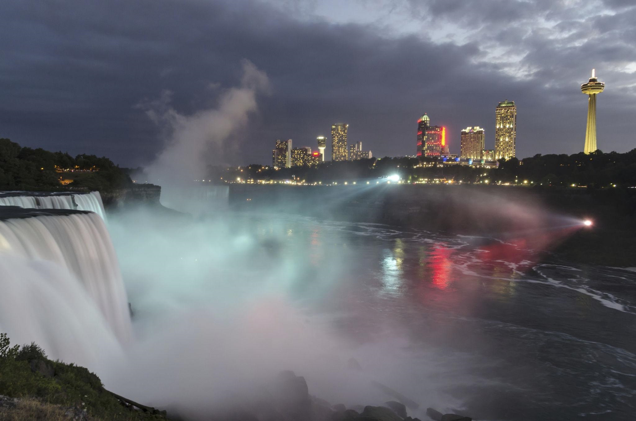 Niagara Falls & Toronto City Escape
